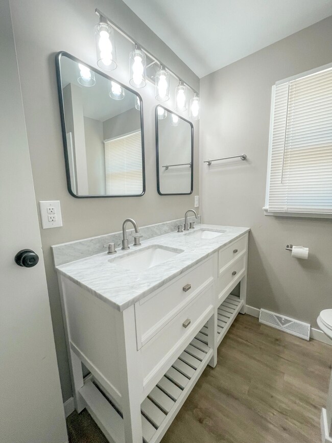 Main Level Bathroom (2)