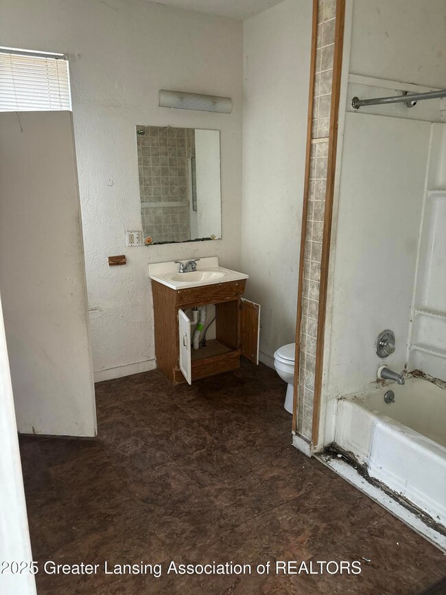 1136 Platt St, Lansing, MI 48910 - photo 6