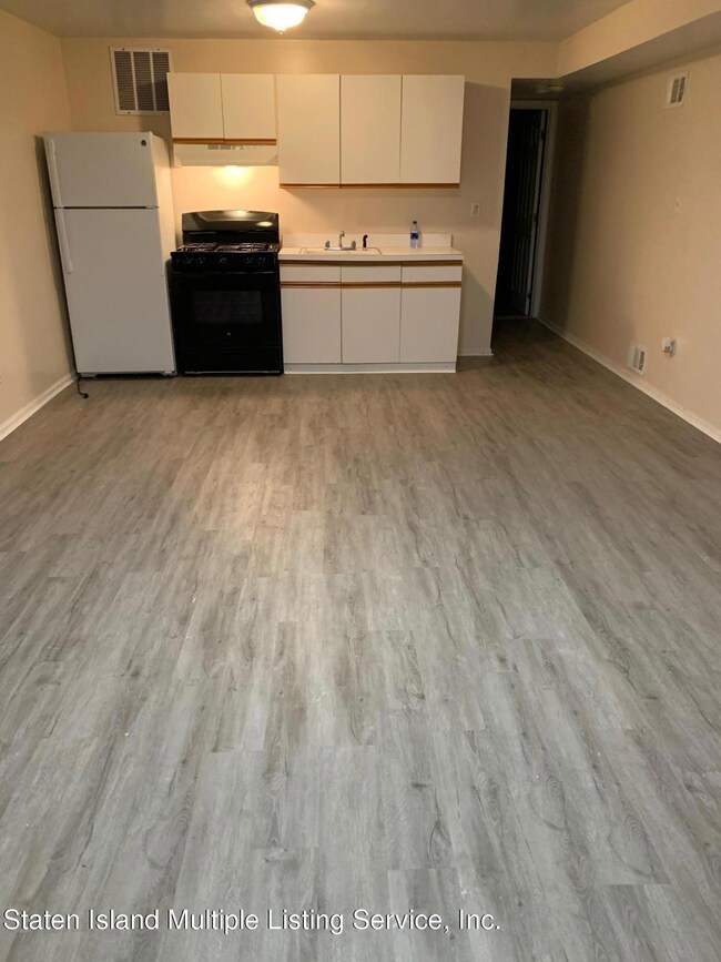 63 Timber Ridge Dr, Staten Island, NY 10306 - photo 2