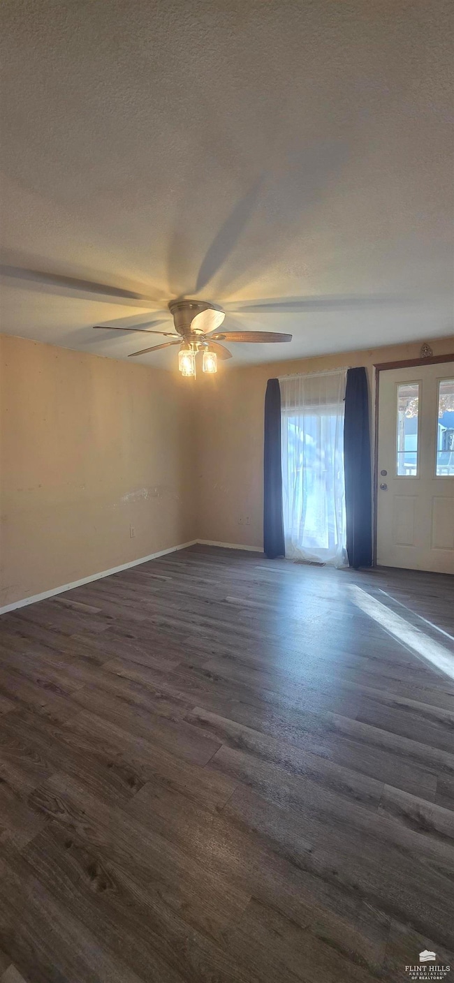 606 Oak St, Wamego, KS 66547 - photo 7