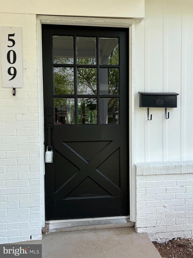 509 W Nettle Tree Rd, Sterling, VA 20164 - photo 2