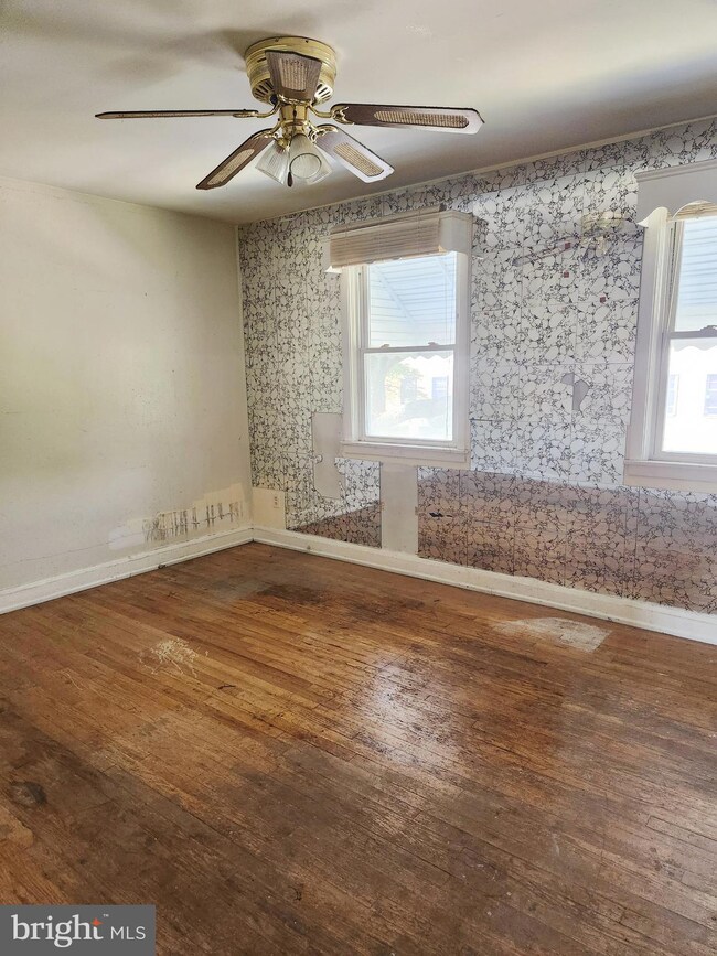 1223 Wicklow Rd, Baltimore, MD 21229 - photo 5