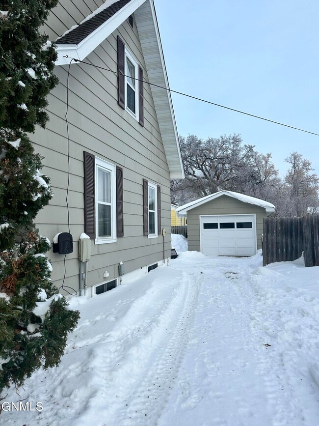 401 8th St NE, Jamestown, ND 58401 - photo 3