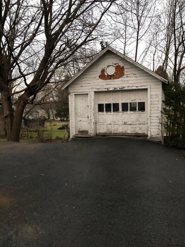 25 Cuthbert St, Schenectady, NY 12302 - photo 4