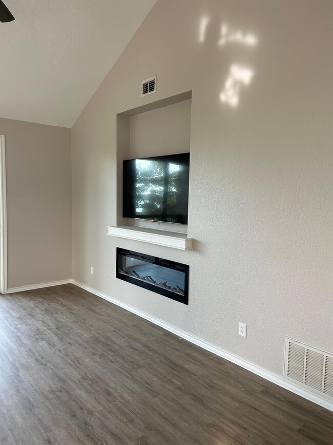 26035 Heartwood Dr unit 402, Whitney, TX 76692 - photo 4