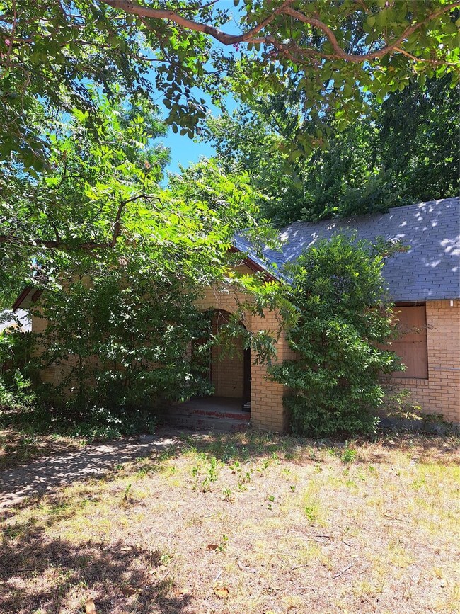 340 N Judkins St, Fort Worth, TX 76111 - photo 2