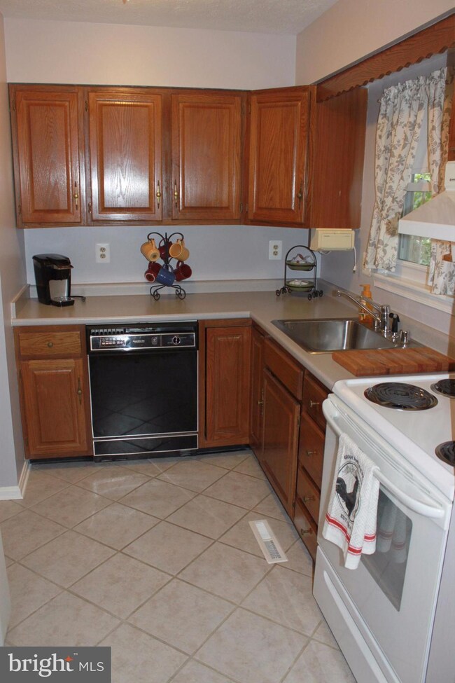 1586 Brimfield Cir, Sykesville, MD 21784 - photo 4