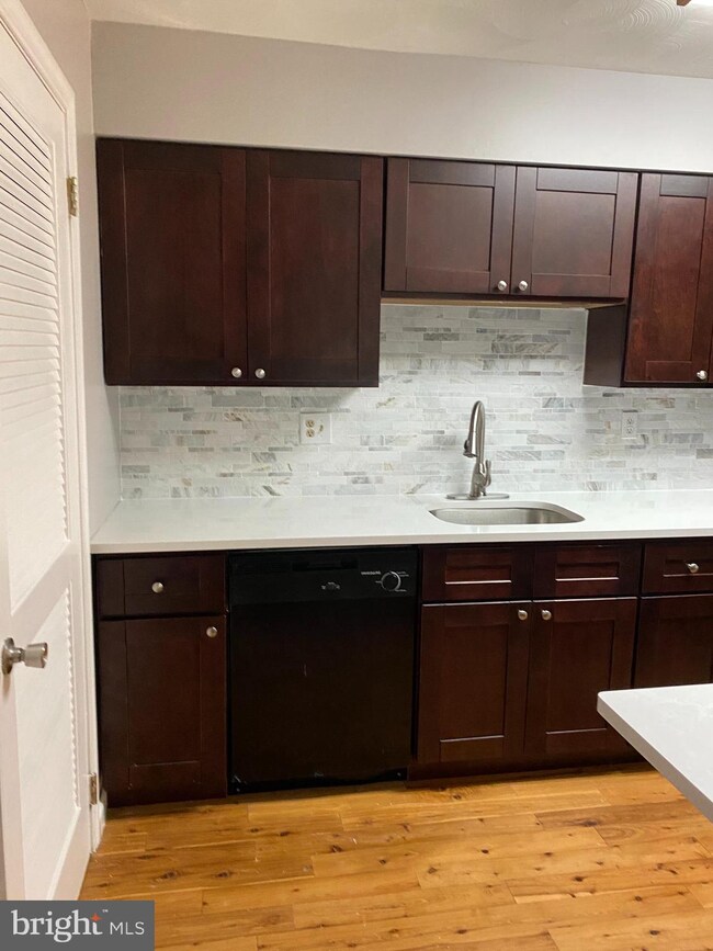 602B Cypress Point Cir unit 602B, Mount Laurel, NJ 08054 - photo 2