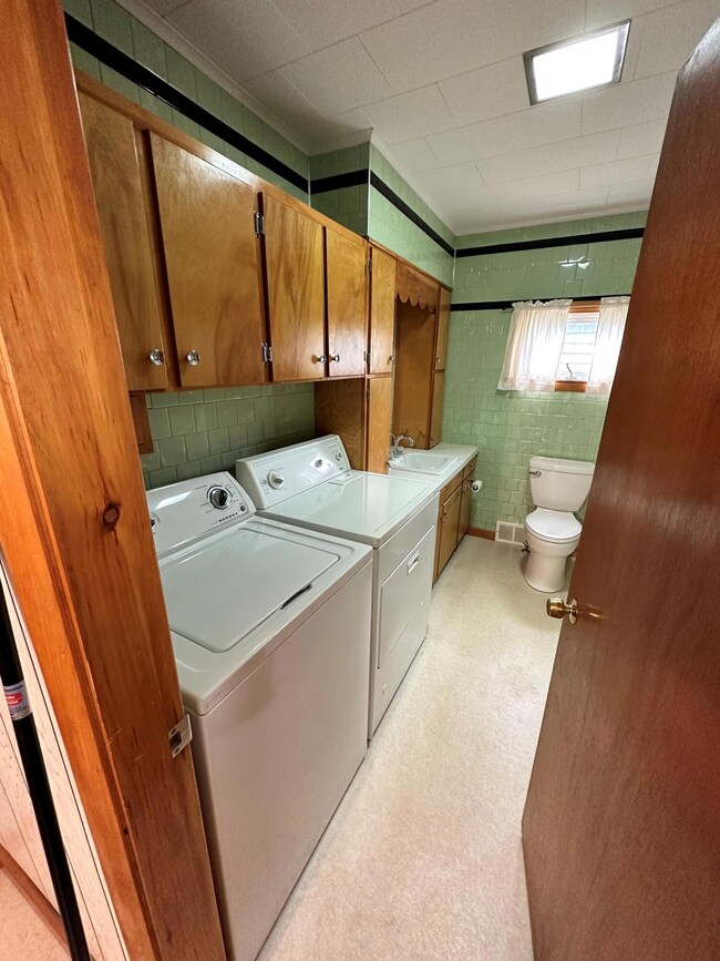 Main Bath_Laundry Area