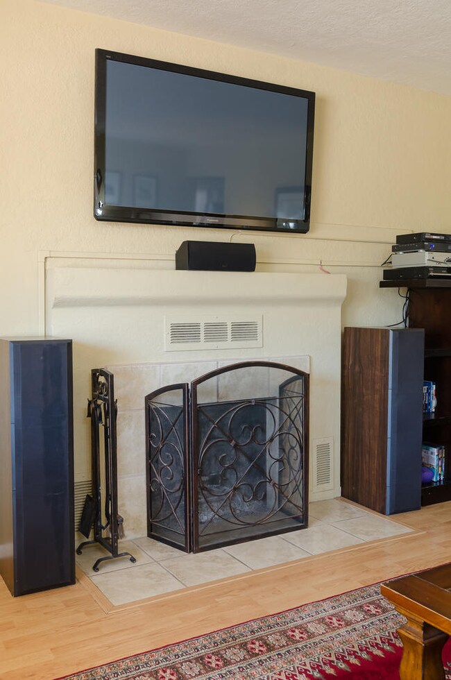 9609 Prospect Albuquerque NM-large-006-L