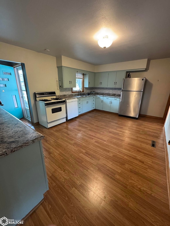 902 Plum St, Atlantic, IA 50022 - photo 4