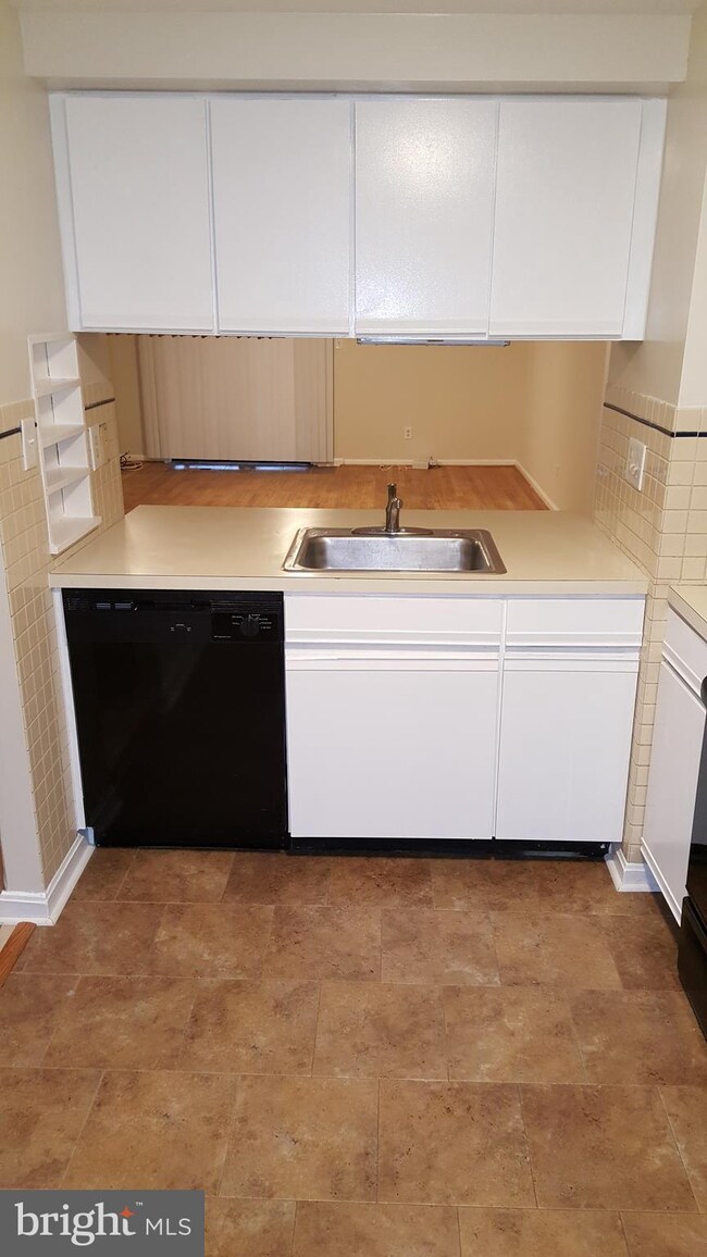 9513 Dunbrook Ct, Montgomery Village, MD 20886 - photo 6