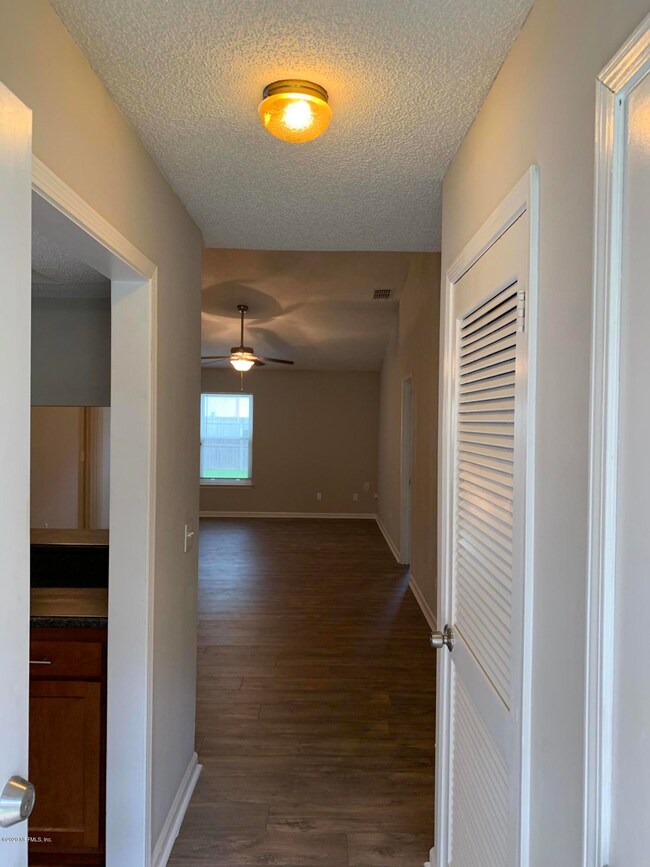 5524 Community Oaks entry