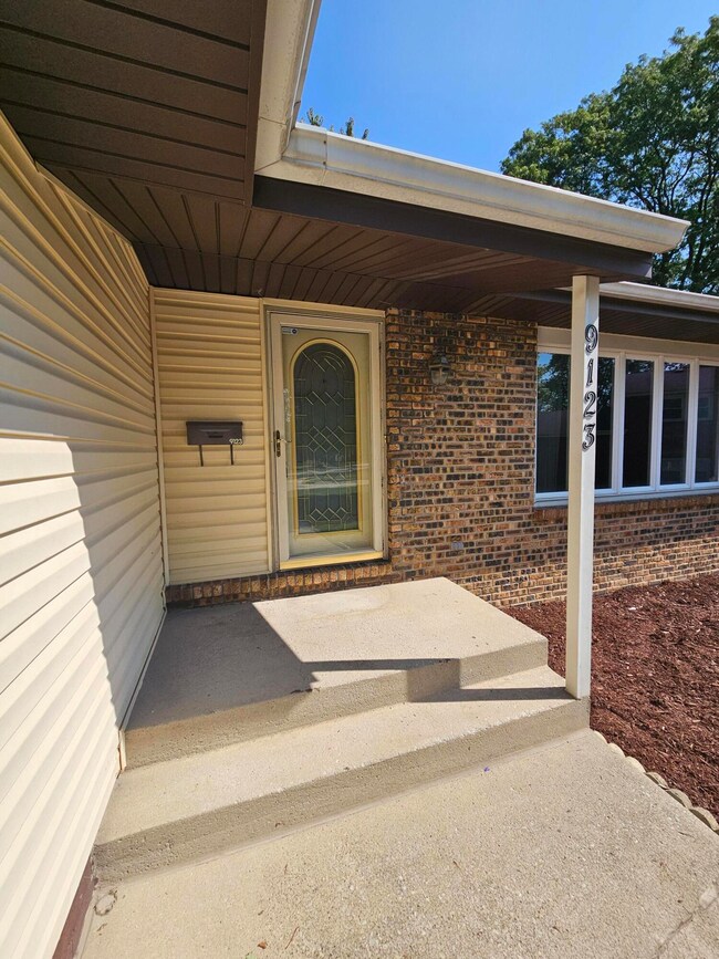 9123 Crestwood Ct, Munster, IN 46321 - photo 2