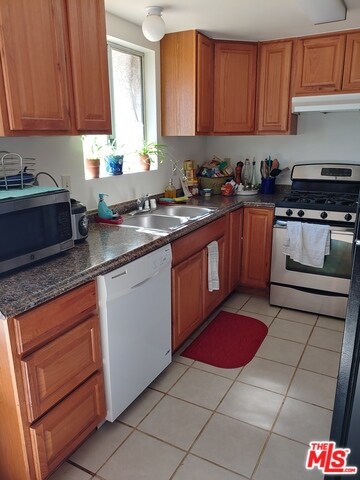Kitchen with full appliances