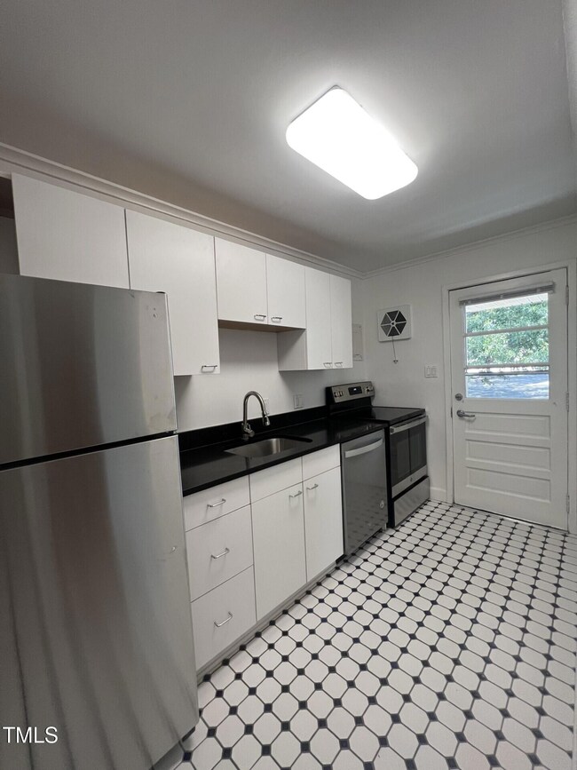 629 Daniels St unit D, Raleigh, NC 27605 - photo 4