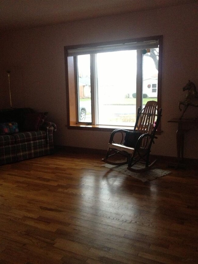 650 Flanders St, Chelsea, MI 48118 - photo 3