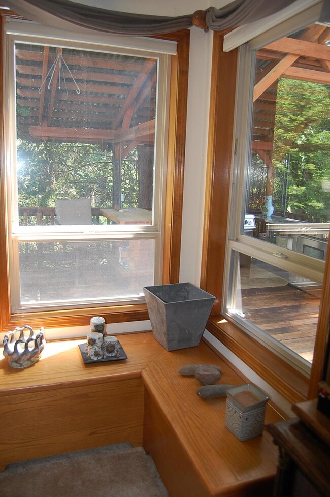 06 Living Rm Window Seat
