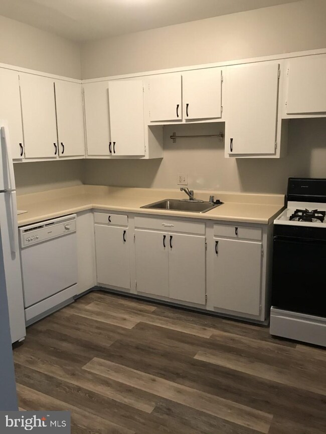 100 W Taylor Run Pkwy unit 8, Alexandria, VA 22314 - photo 4