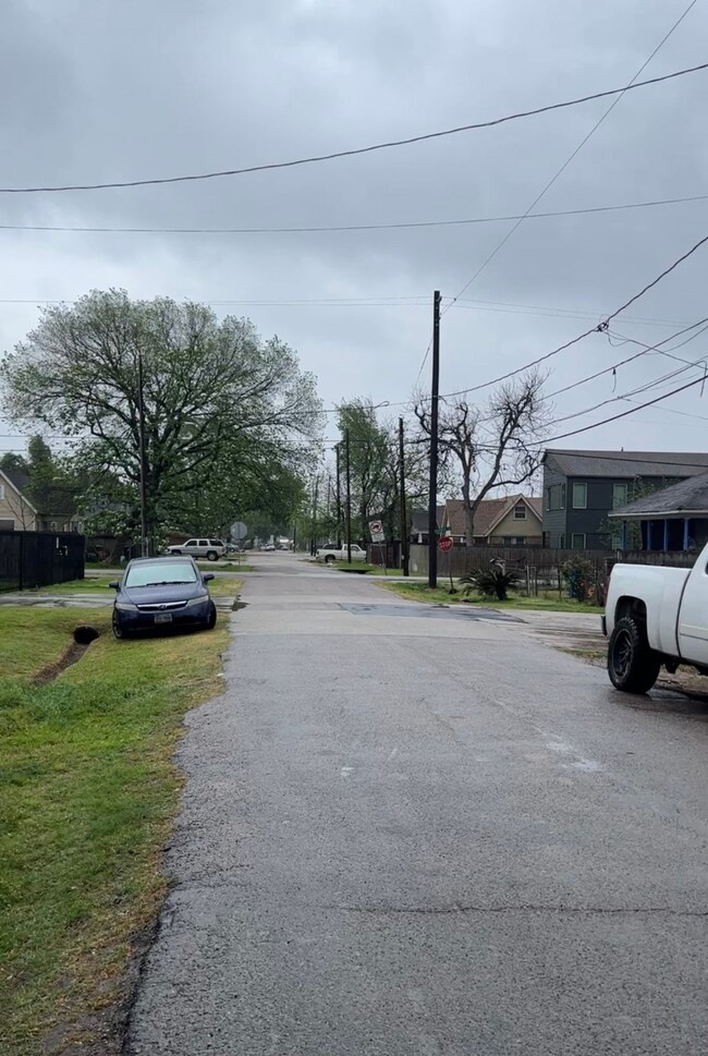 121 Amundsen St, Houston, TX 77009 - photo 3