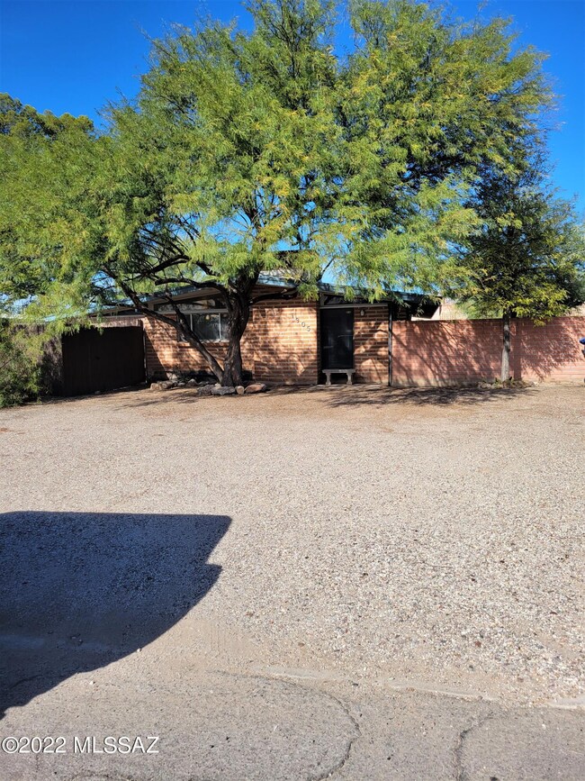 1905 E Lind Rd, Tucson, AZ 85719 - photo 2