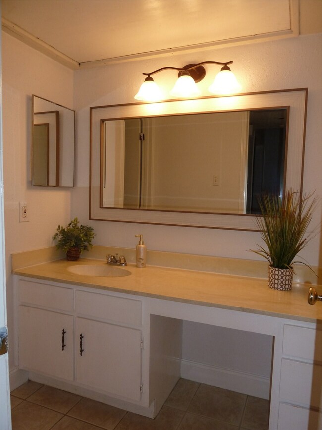 2100 Tanglewilde St unit 573, Houston, TX 77063 - photo 7