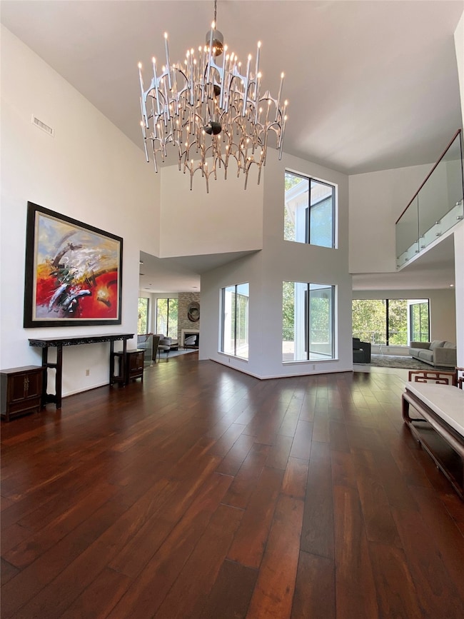 Breathtaking  Entrance with tons of natural lighti