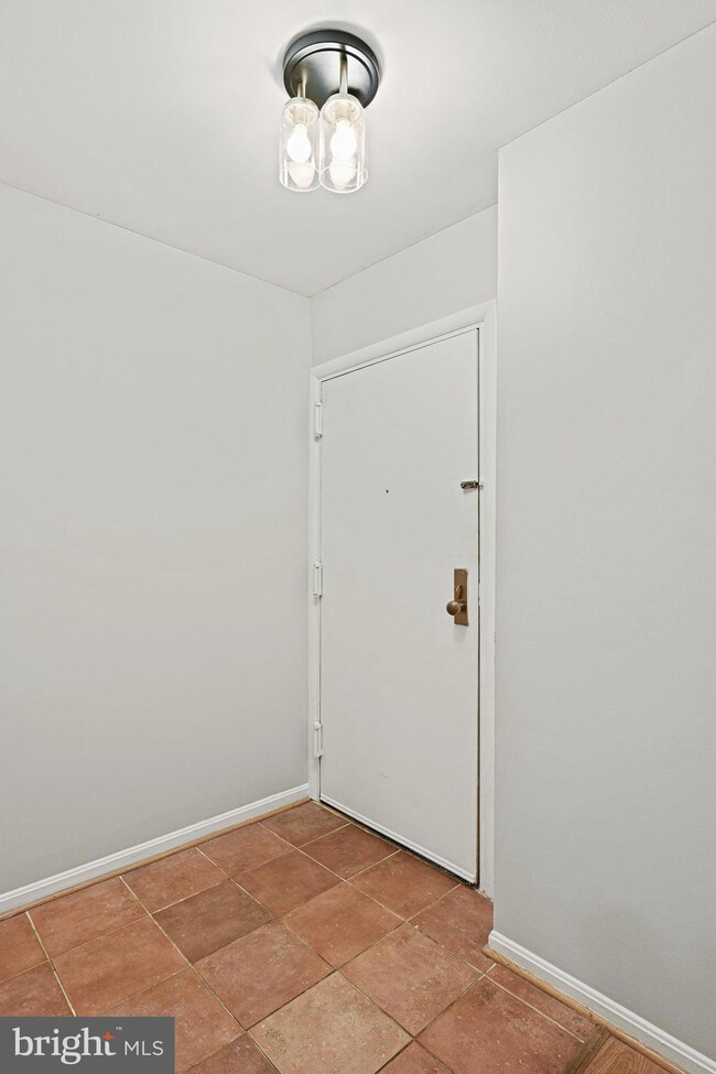 9804 Kingsbridge Dr unit 201, Fairfax, VA 22031 - photo 5