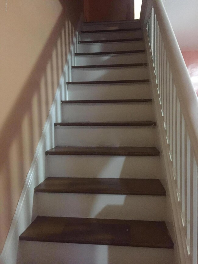 560 LINCOLN STAIRWAY