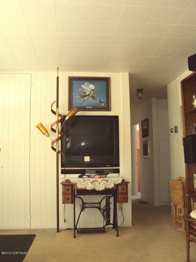 1746 Aleutian Living Room 3