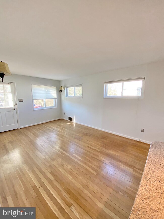 2232 Rollins Dr, Alexandria, VA 22307 - photo 4