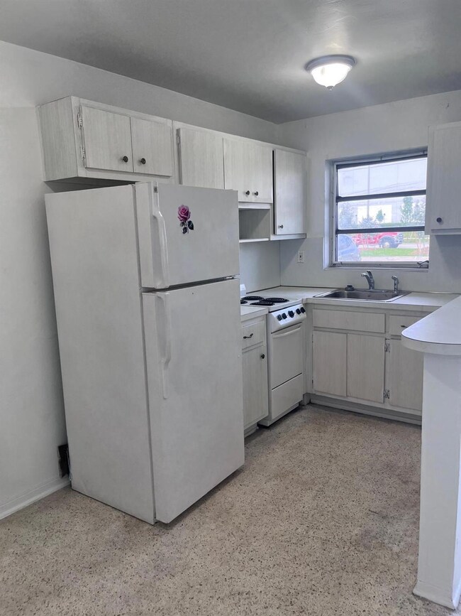 598 Douglas Rd unit 3, Opa Locka, FL 33054 - photo 4