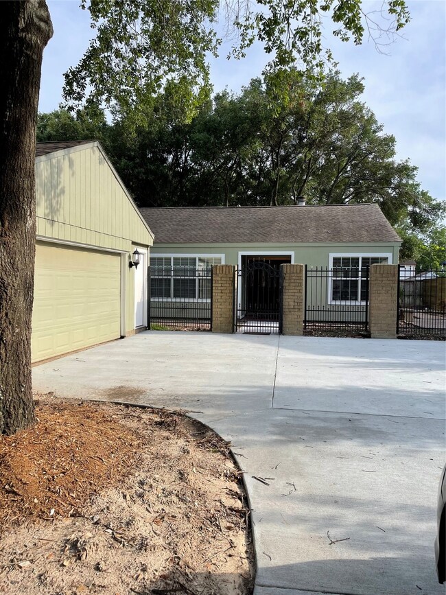 15627 Meadow Village Dr, Houston, TX 77095 - photo 3