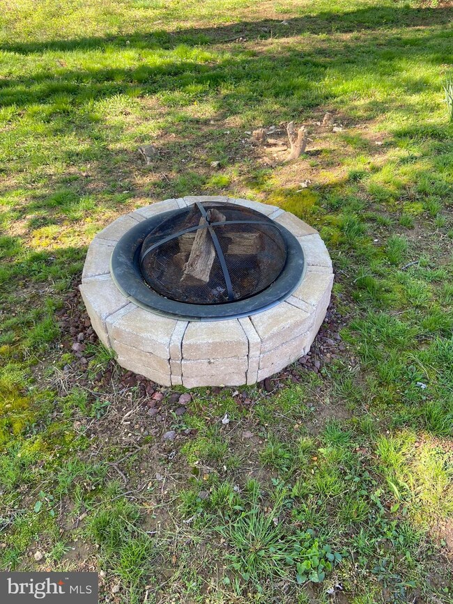 8329 Carnegie Dr, Vienna, VA 22180 - photo 6