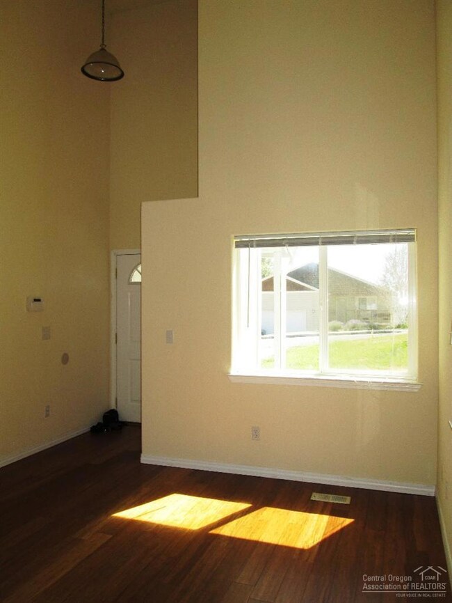 2105 SW 36th St, Redmond, OR 97756 - photo 2