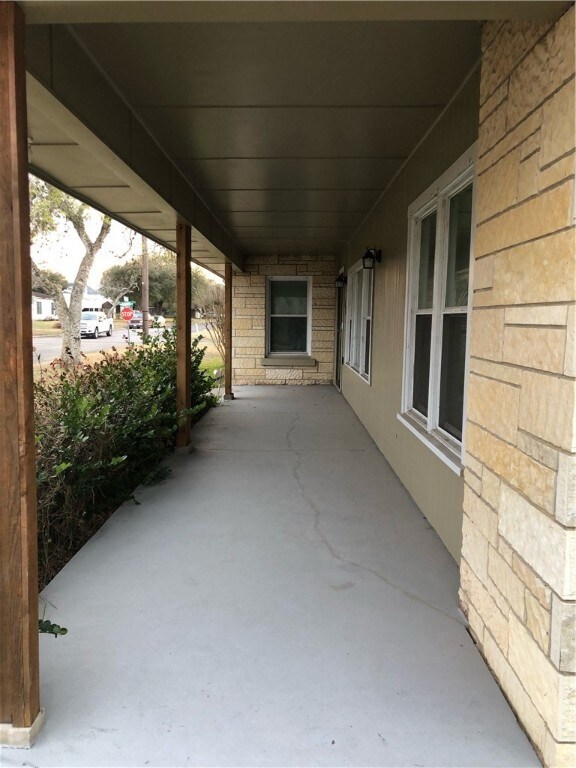 401 E Randall St, Beeville, TX 78102 - photo 3