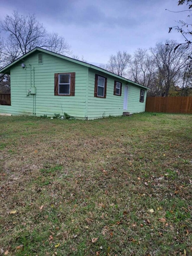 415 S 4th St, Bonham, TX 75418 - photo 2
