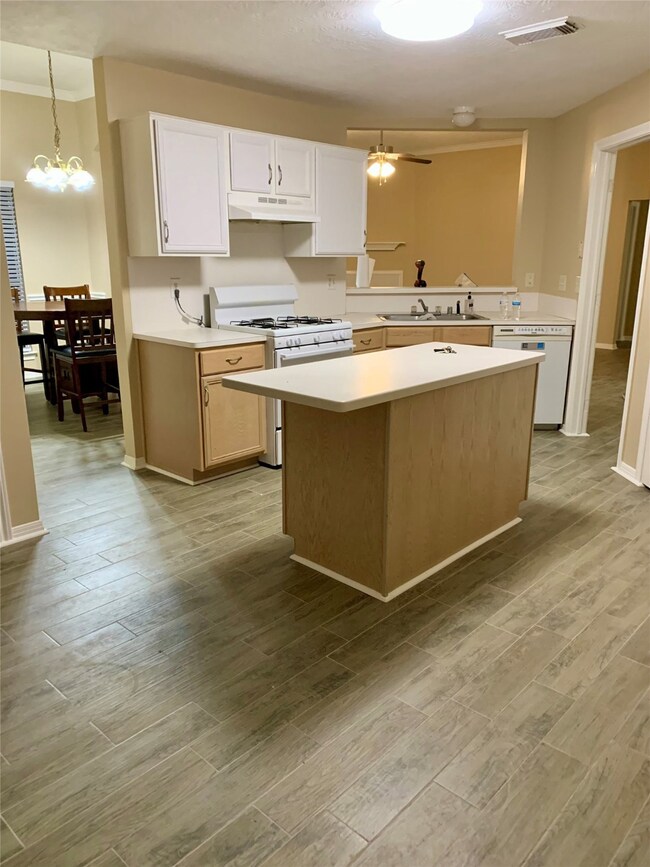 8307 Summertree Dr, Houston, TX 77040 - photo 4