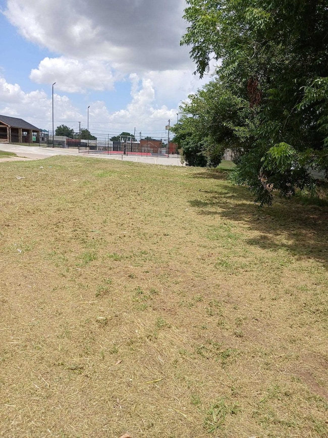 118 SW 1st St, Geary, OK 73040 - photo 5