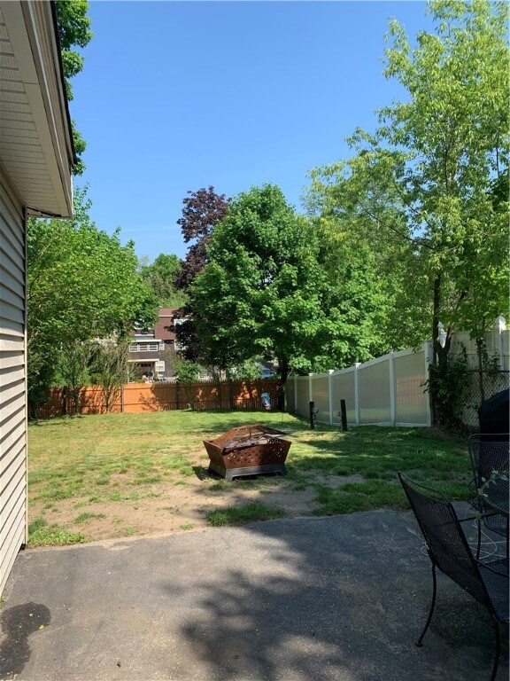 13 Redwood St, Woonsocket, RI 02895 - photo 4