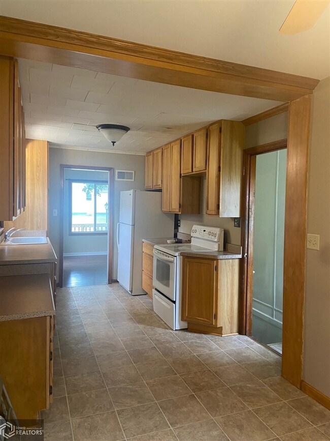 209 W Nishna Rd, Shenandoah, IA 51601 - photo 7