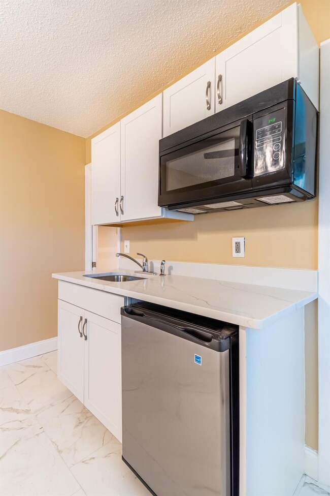 2546 NE Hickory Ave unit B Efficiency, Jensen Beach, FL 34957 - photo 7