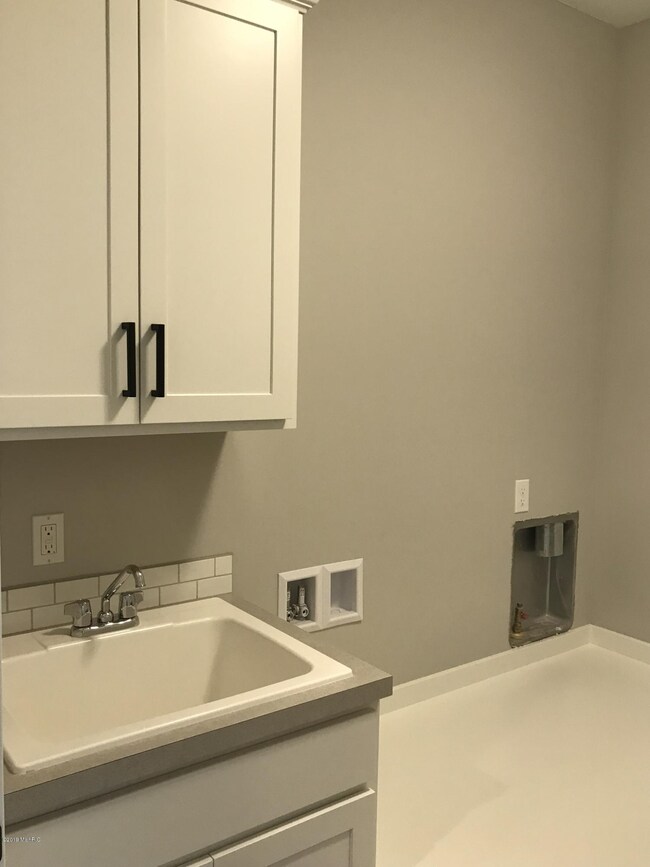 3351 Rivington Dr unit 24, Hudsonville, MI 49426 - photo 2