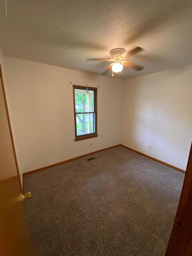 8209 Sandidge Dr, Louisville, KY 40228 - photo 7