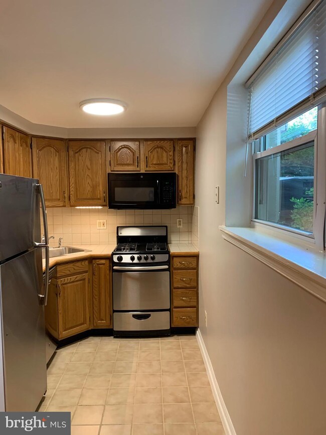 200 N Wayne Ave unit C-14, Wayne, PA 19087 - photo 6