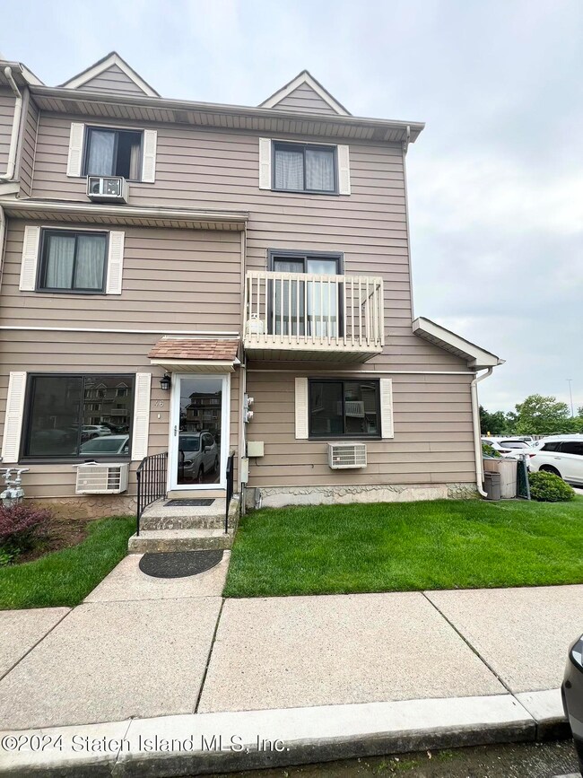 46 Daffodil Ln unit 73, Staten Island, NY 10314 - photo 2