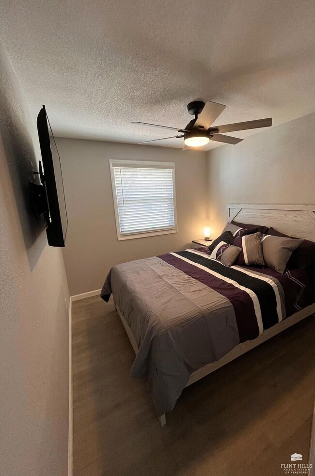 818 Tuttle St, Manhattan, KS 66502 - photo 7