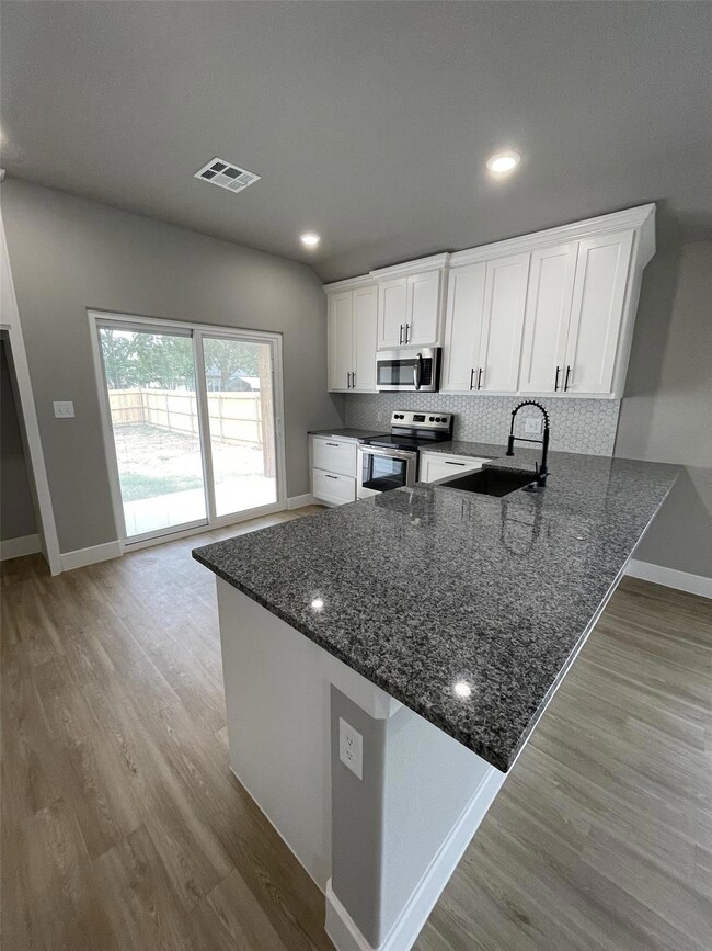 626 W Florence St, Denison, TX 75020 - photo 4