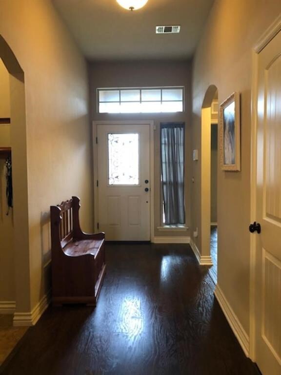 Wide spacious entry hall.