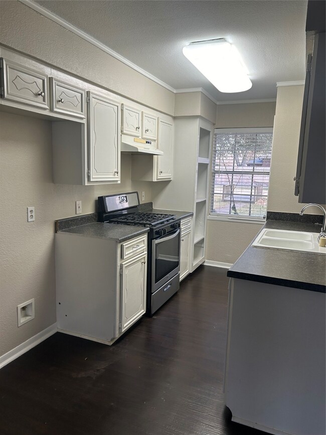 210 Skyview Terrace unit A, Friendswood, TX 77546 - photo 4